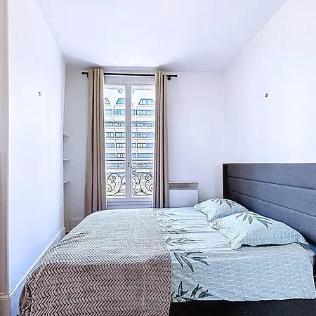 Cosy Flat Near La Paříž